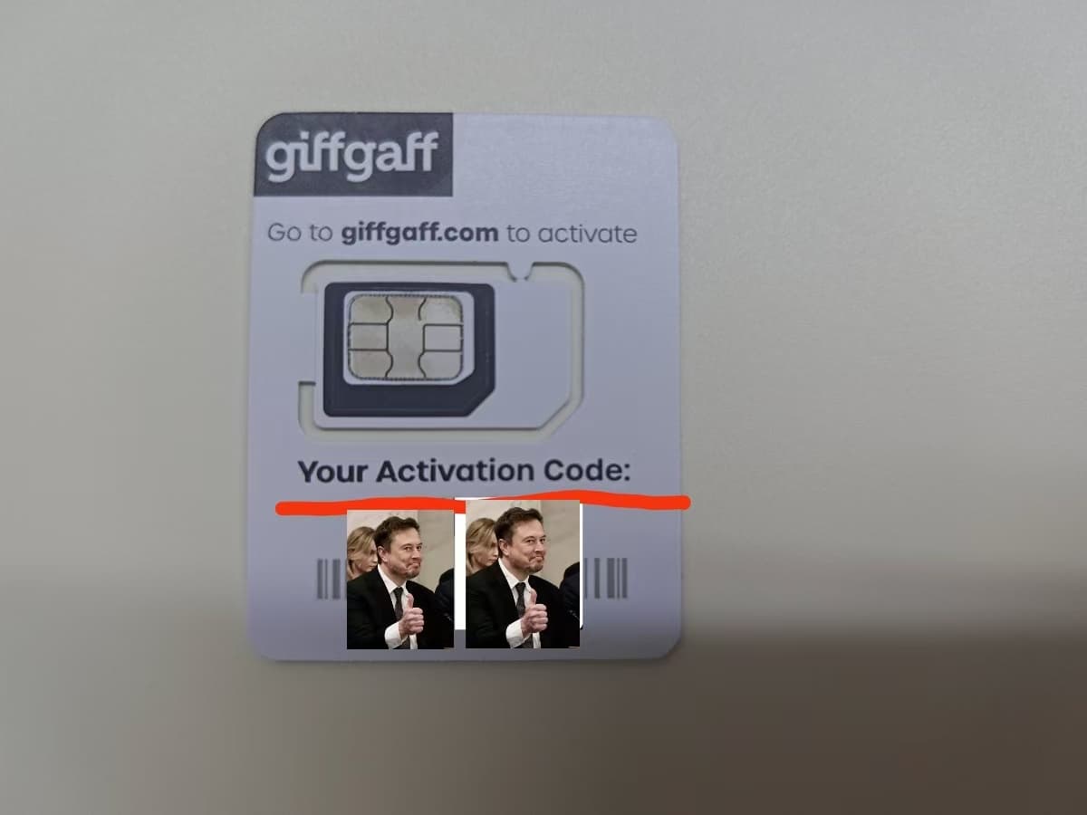 giffgaff 实体 SIM 卡卡板背面的 6 位激活码位置